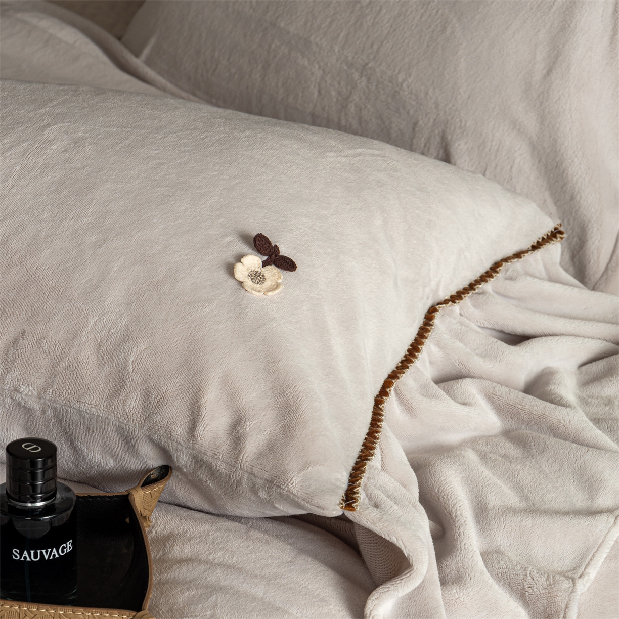 91家纺网 家纺一手货源 找家纺 罗优家纺 2025新款柔暖皱幔款暖绒四件套 浅灰