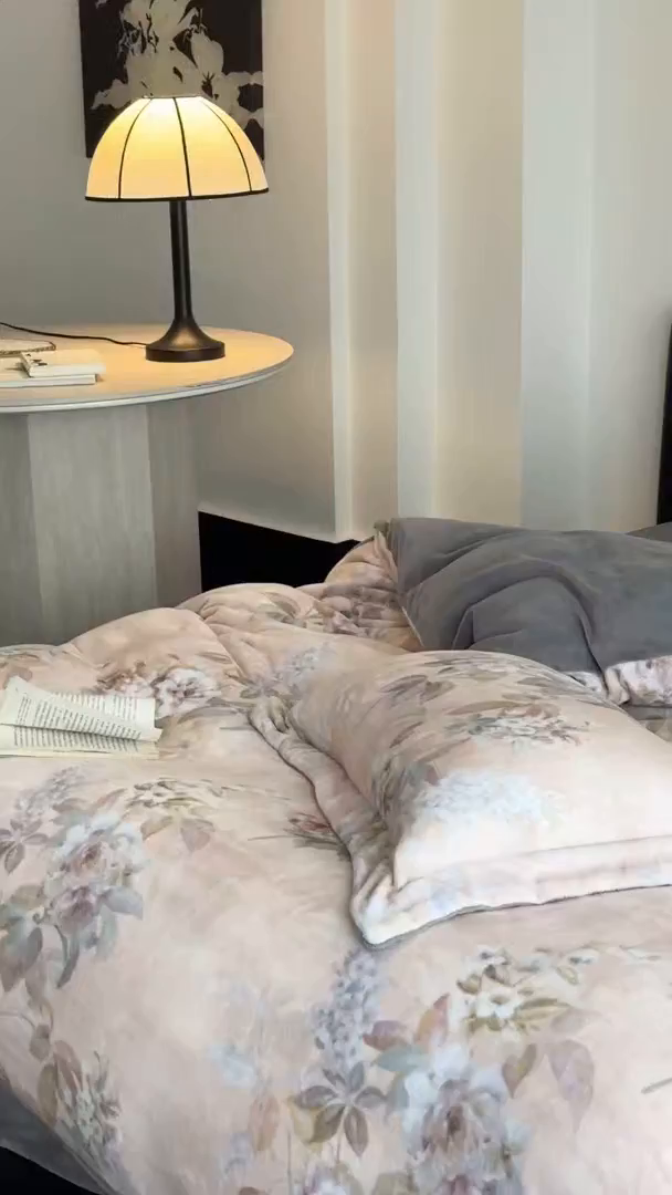 91家纺网 家纺一手货源 找家纺 三味舒屋 2025新款奢暖数码印花牛奶绒四件套-场景图 雅韵