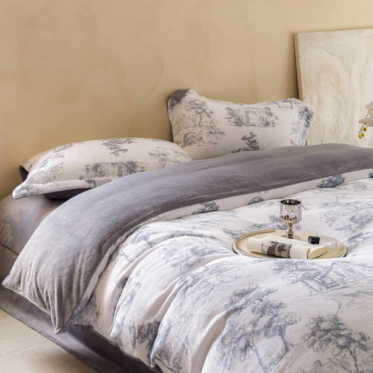 91家纺网 家纺一手货源 找家纺 三味舒屋 2025新款奢暖数码印花牛奶绒四件套-场景图 西西里