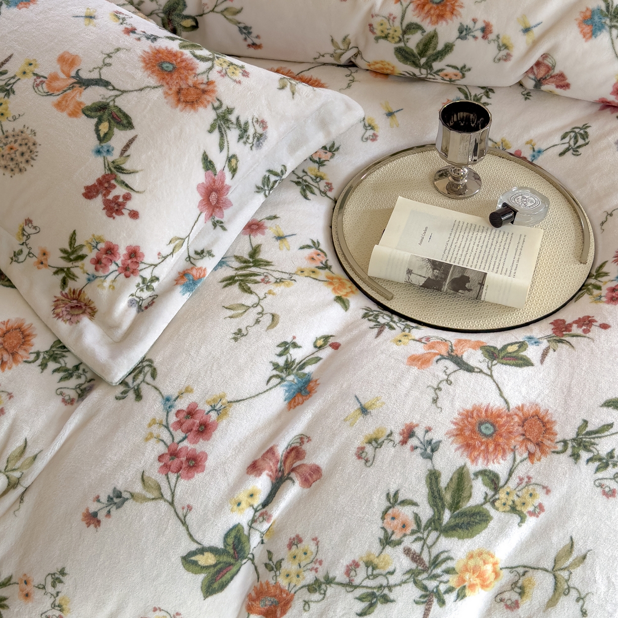 91家纺网 家纺一手货源 找家纺 三味舒屋 2025新款奢暖数码印花牛奶绒四件套-场景图 花漾