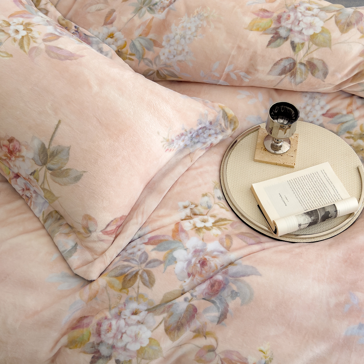 91家纺网 家纺一手货源 找家纺 三味舒屋 2025新款奢暖数码印花牛奶绒四件套-场景图 雅韵