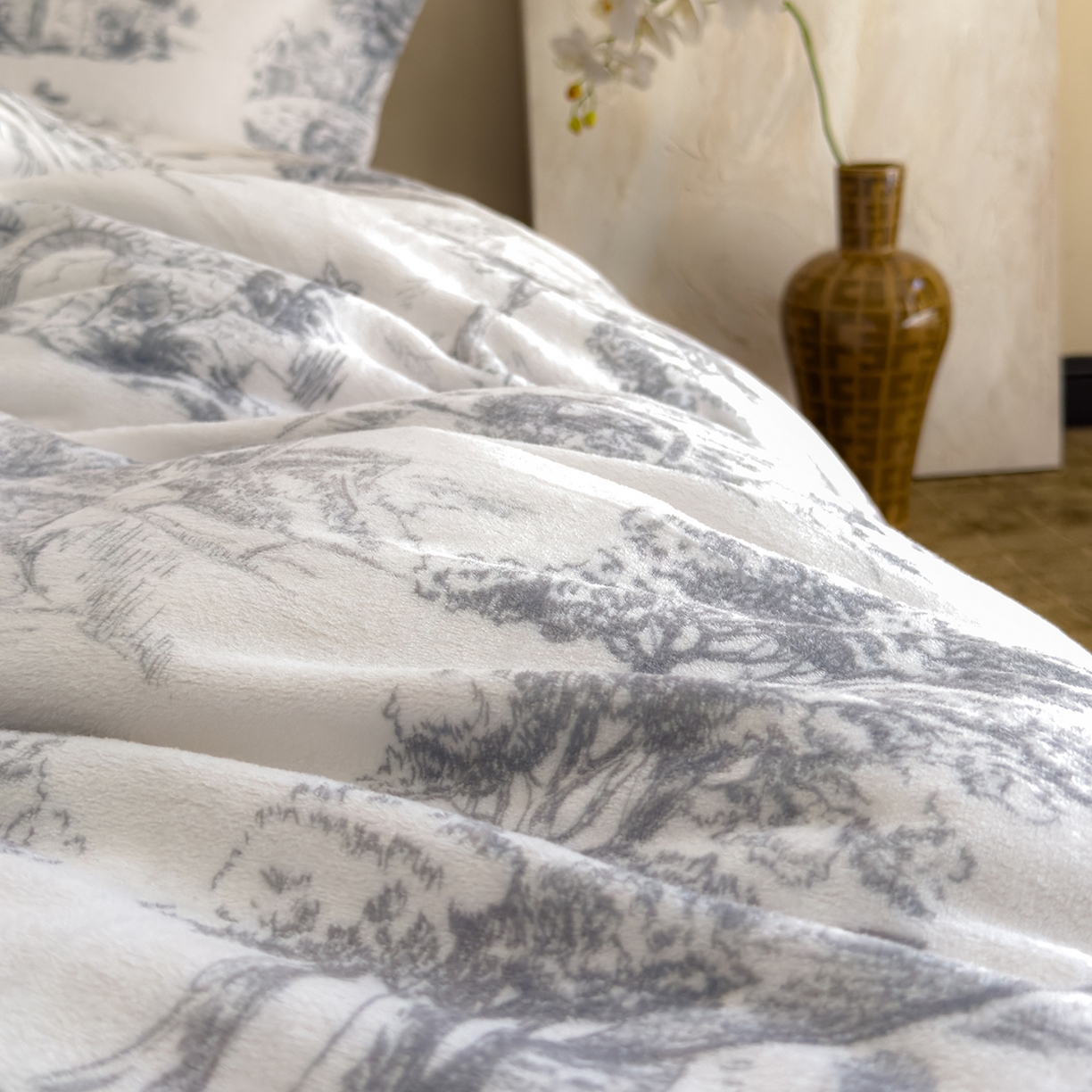 91家纺网 家纺一手货源 找家纺 三味舒屋 2025新款奢暖数码印花牛奶绒四件套-场景图 西西里