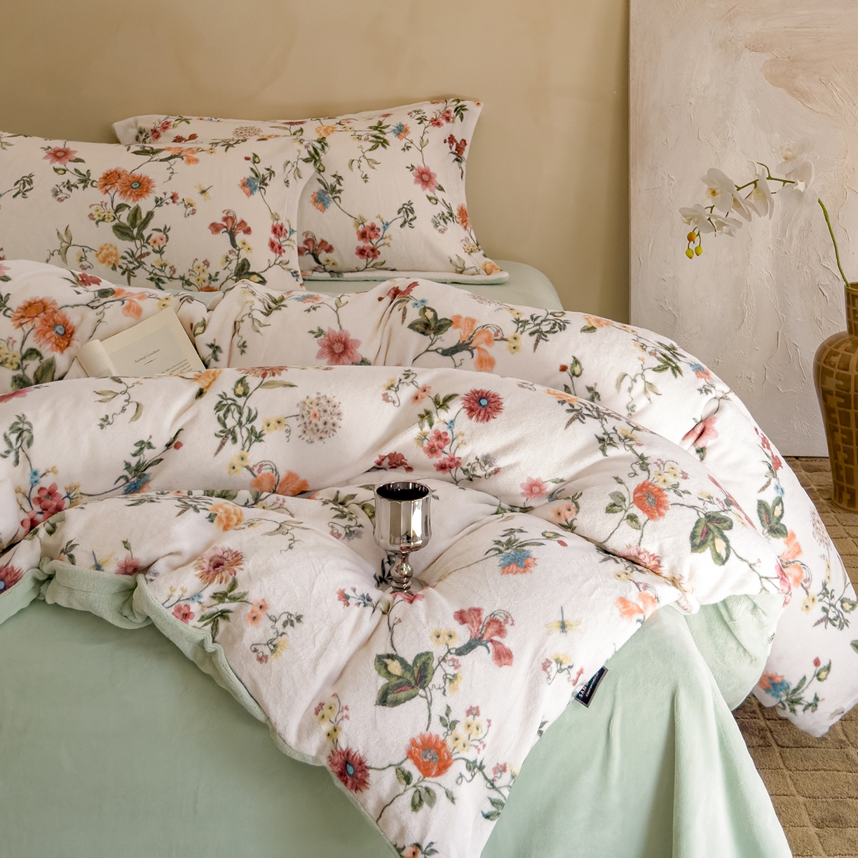 91家纺网 家纺一手货源 找家纺 三味舒屋 2025新款奢暖数码印花牛奶绒四件套-场景图 花漾