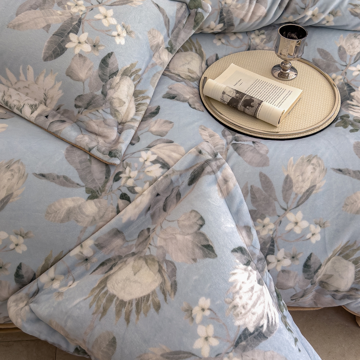 91家纺网 家纺一手货源 找家纺 三味舒屋 2025新款奢暖数码印花牛奶绒四件套-场景图 兰亭