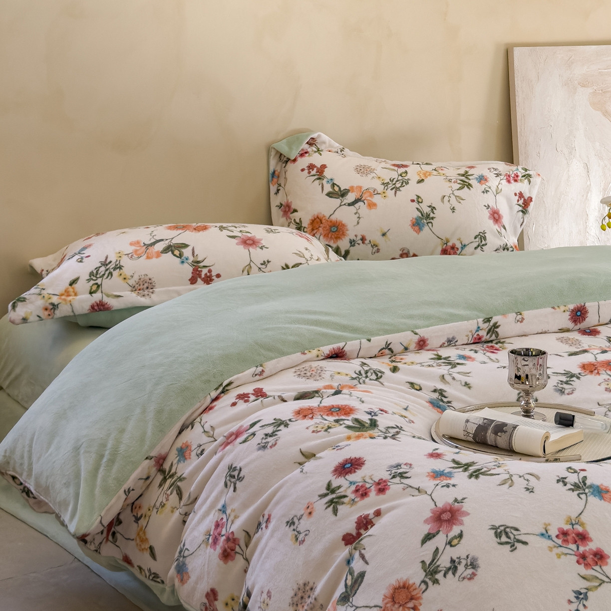 91家纺网 家纺一手货源 找家纺 三味舒屋 2025新款奢暖数码印花牛奶绒四件套-场景图 花漾