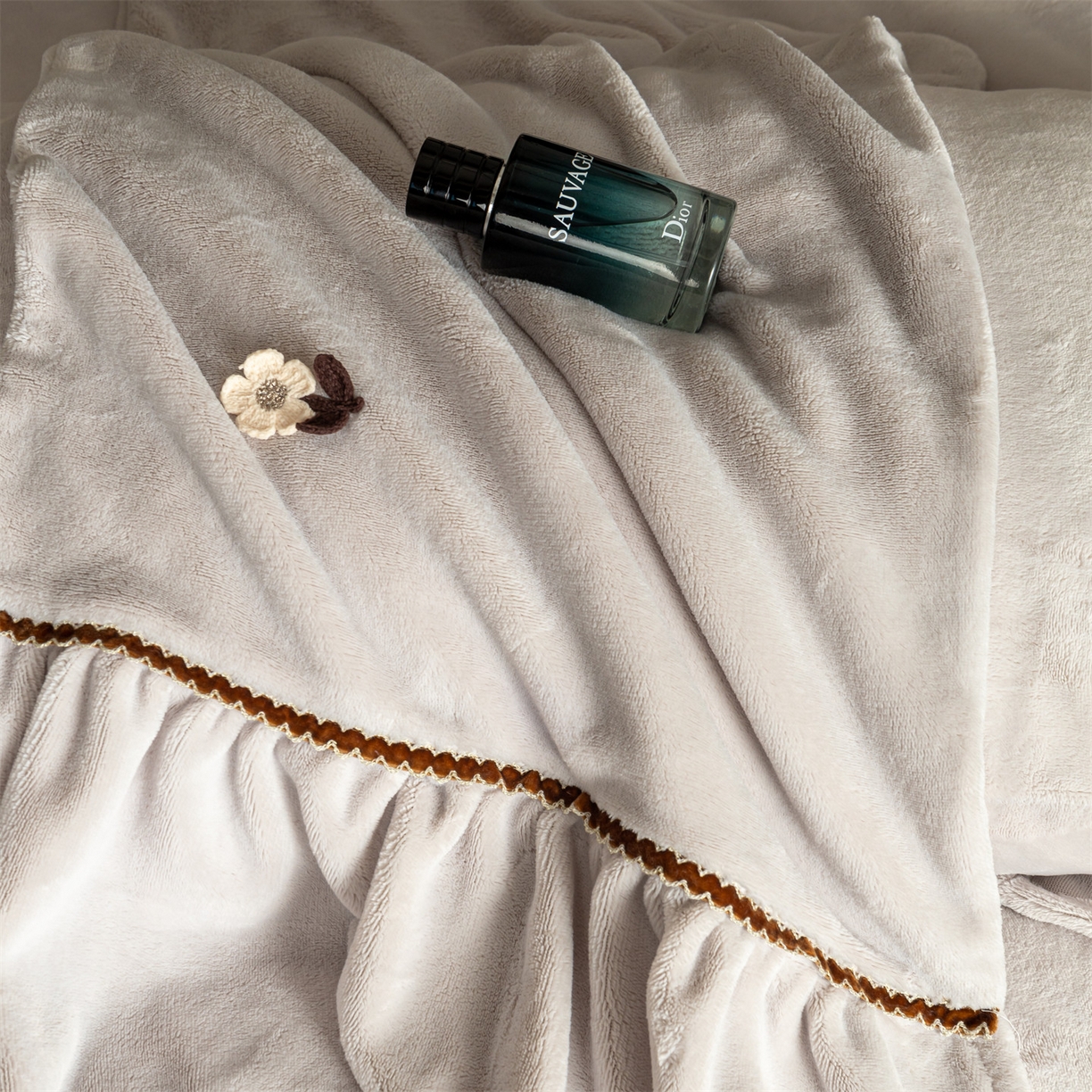 91家纺网 家纺一手货源 找家纺 罗优家纺 2025新款柔暖皱幔款暖绒四件套 浅灰