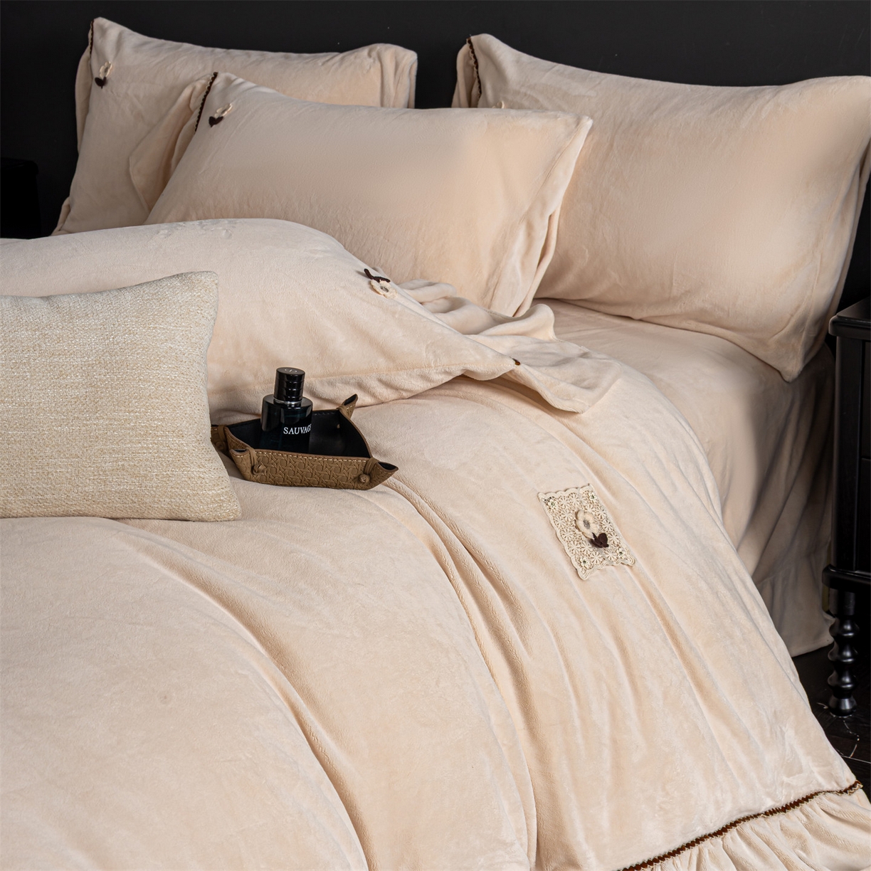 91家纺网 家纺一手货源 找家纺 罗优家纺 2025新款柔暖皱幔款暖绒四件套 浅杏