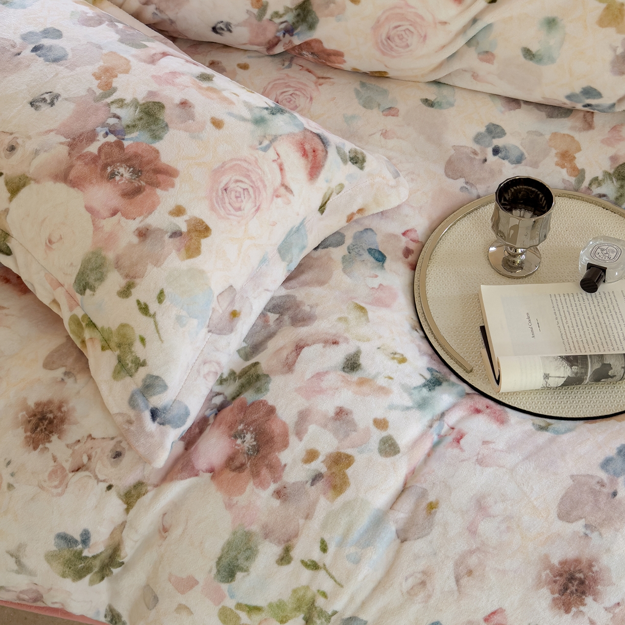 91家纺网 家纺一手货源 找家纺 三味舒屋 2025新款奢暖数码印花牛奶绒四件套-场景图 云裳