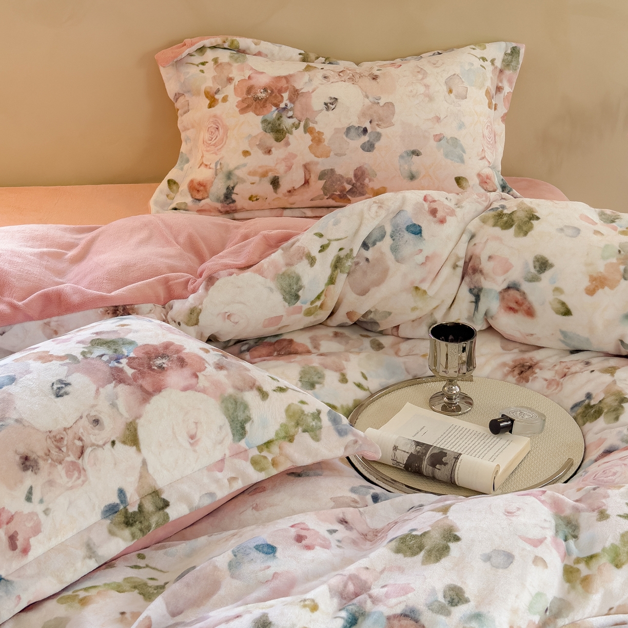 91家纺网 家纺一手货源 找家纺 三味舒屋 2025新款奢暖数码印花牛奶绒四件套-场景图 云裳