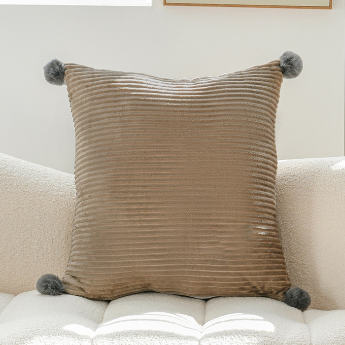 91家纺网 家纺一手货源 找家纺 （总）碧尔家居 2025新款PP棉缝标设计魔法绒小抱枕