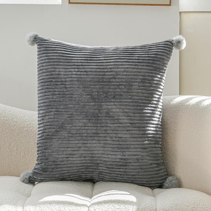 91家纺网 家纺一手货源 找家纺 （总）碧尔家居 2025新款PP棉缝标设计魔法绒小抱枕