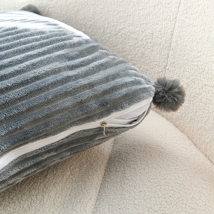 91家纺网 家纺一手货源 找家纺 （总）碧尔家居 2025新款PP棉缝标设计魔法绒小抱枕