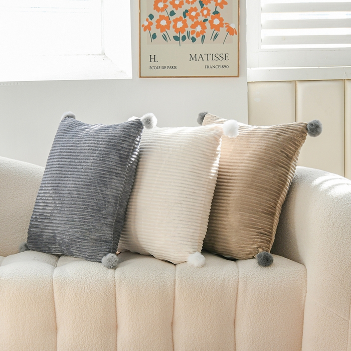 91家纺网 家纺一手货源 找家纺 （总）碧尔家居 2025新款PP棉缝标设计魔法绒小抱枕