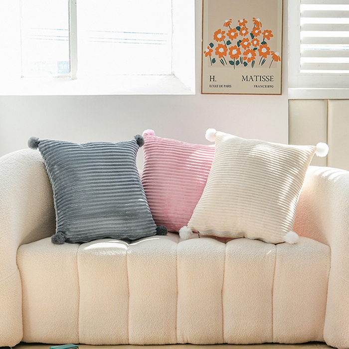 91家纺网 家纺一手货源 找家纺 （总）碧尔家居 2025新款PP棉缝标设计魔法绒小抱枕