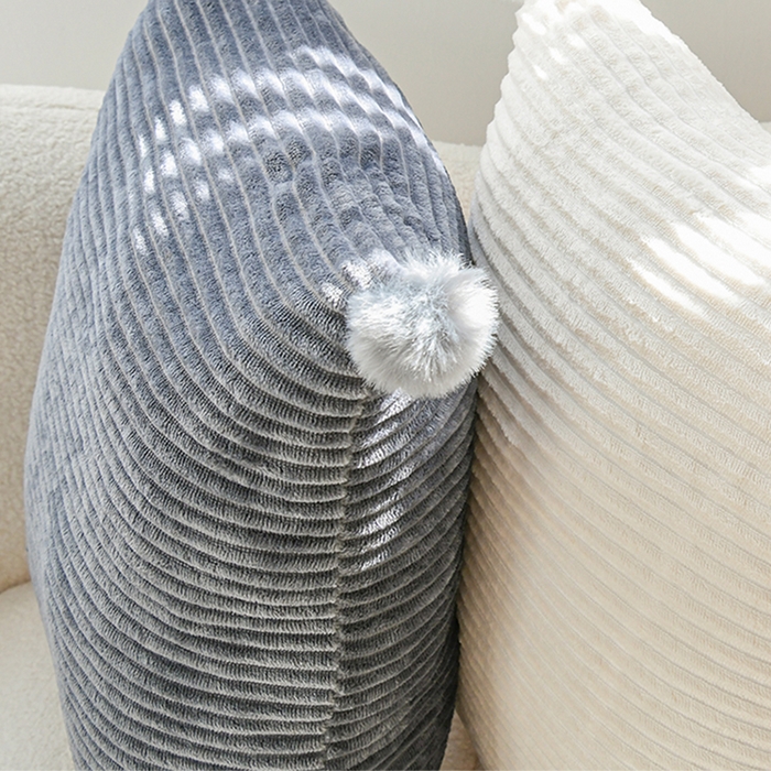 91家纺网 家纺一手货源 找家纺 （总）碧尔家居 2025新款PP棉缝标设计魔法绒小抱枕