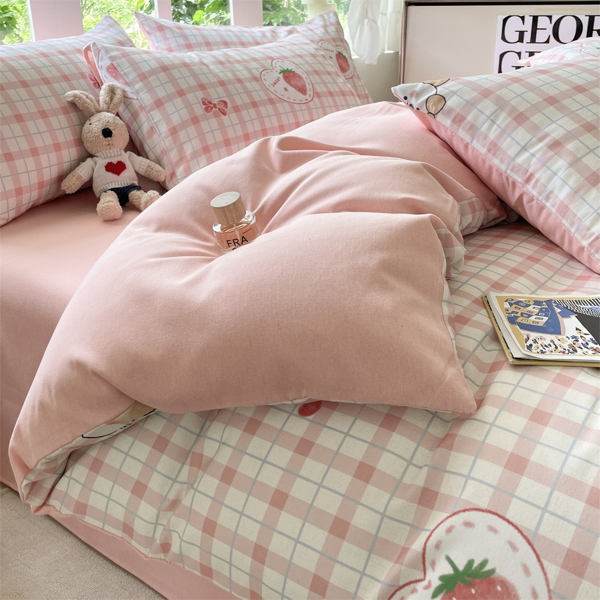 91家纺网 家纺一手货源 找家纺 本制 2025秋冬新款全棉混纺磨毛印花四件套 草莓泡芙-杨妃粉