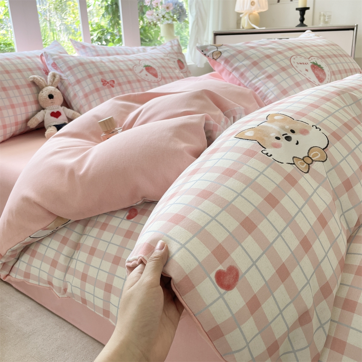 91家纺网 家纺一手货源 找家纺 本制 2025秋冬新款全棉混纺磨毛印花四件套 草莓泡芙-杨妃粉