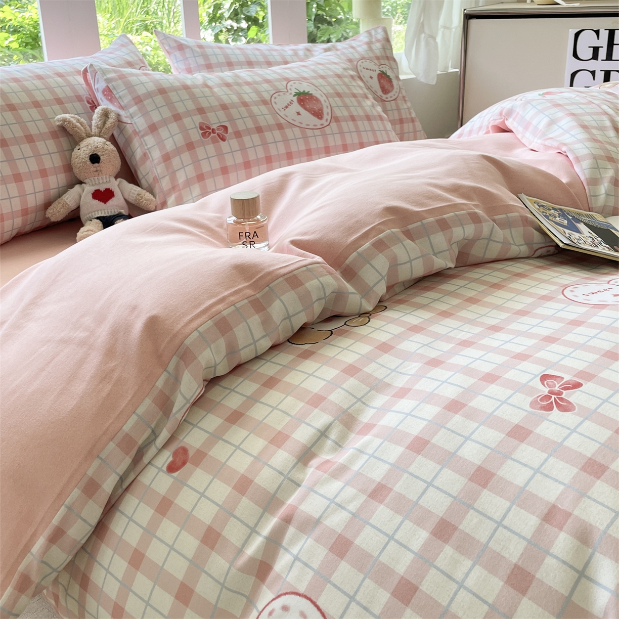 91家纺网 家纺一手货源 找家纺 本制 2025秋冬新款全棉混纺磨毛印花四件套 草莓泡芙-杨妃粉