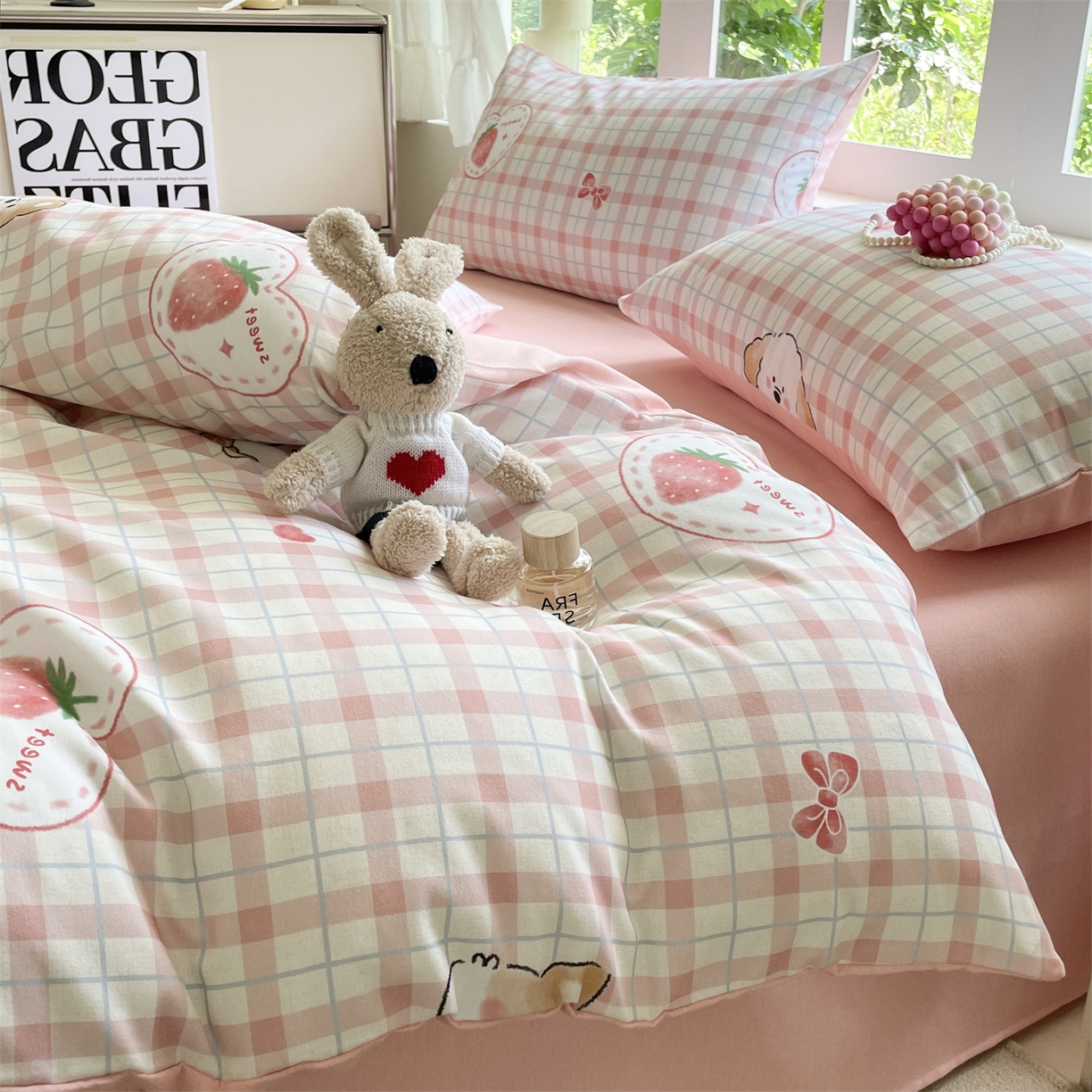 91家纺网 家纺一手货源 找家纺 本制 2025秋冬新款全棉混纺磨毛印花四件套 草莓泡芙-杨妃粉