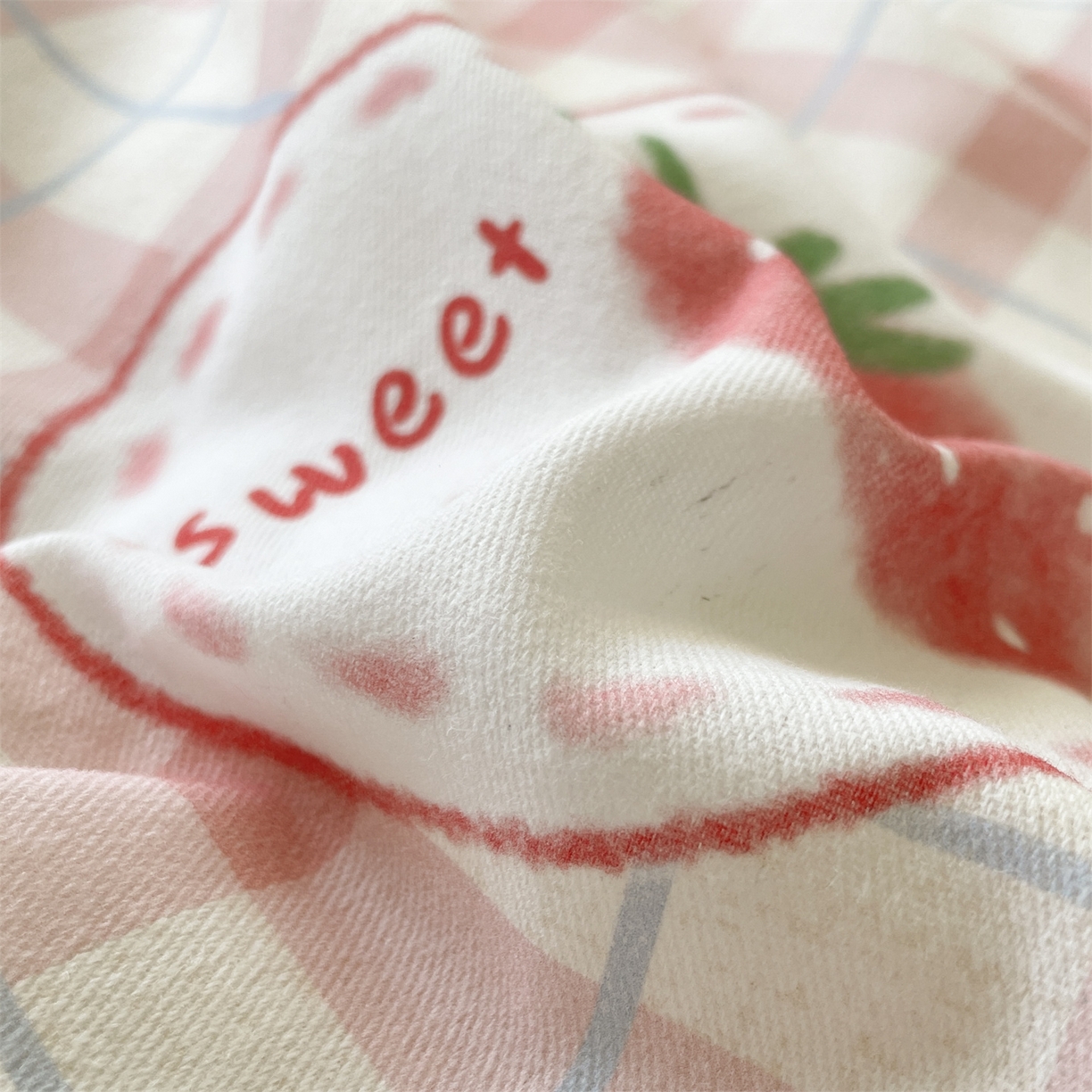 91家纺网 家纺一手货源 找家纺 本制 2025秋冬新款全棉混纺磨毛印花四件套 草莓泡芙-杨妃粉