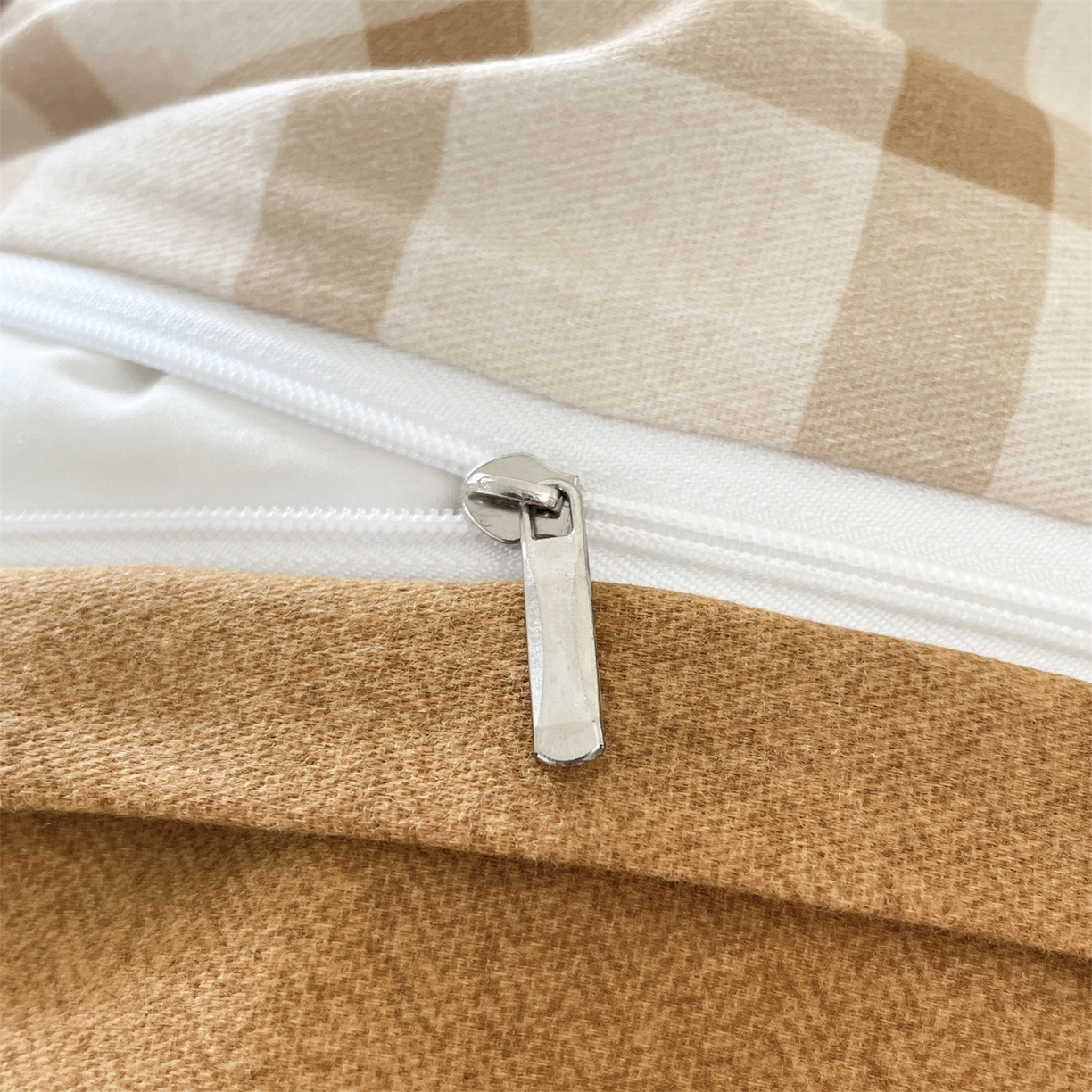 91家纺网 家纺一手货源 找家纺 本制 2025秋冬新款全棉混纺磨毛印花四件套 憨睡-陶土色