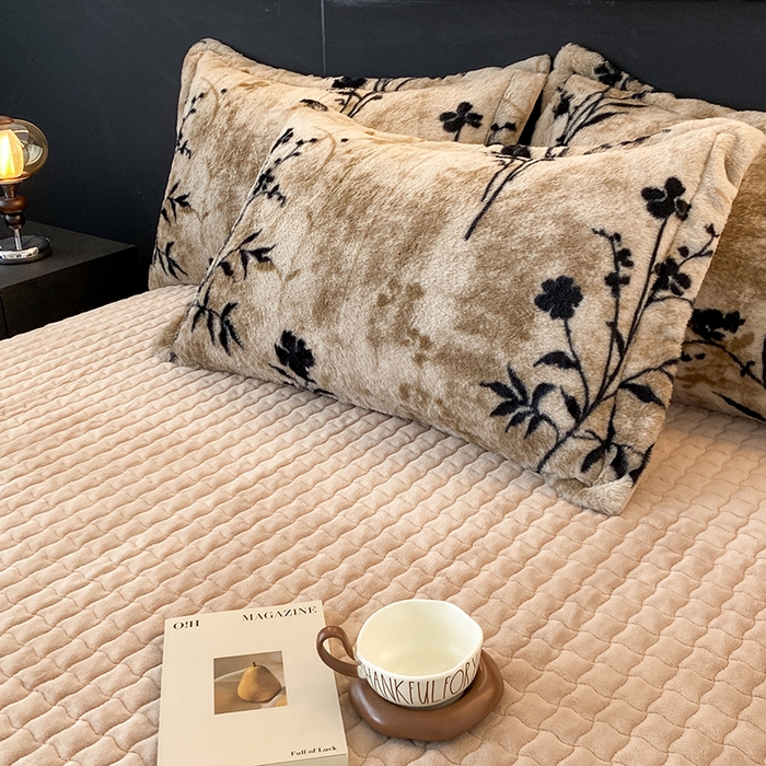 91家纺网 家纺一手货源 找家纺 （总）美伦美焕 2025新款直播热款高克重兔毛绒床盖款四件套