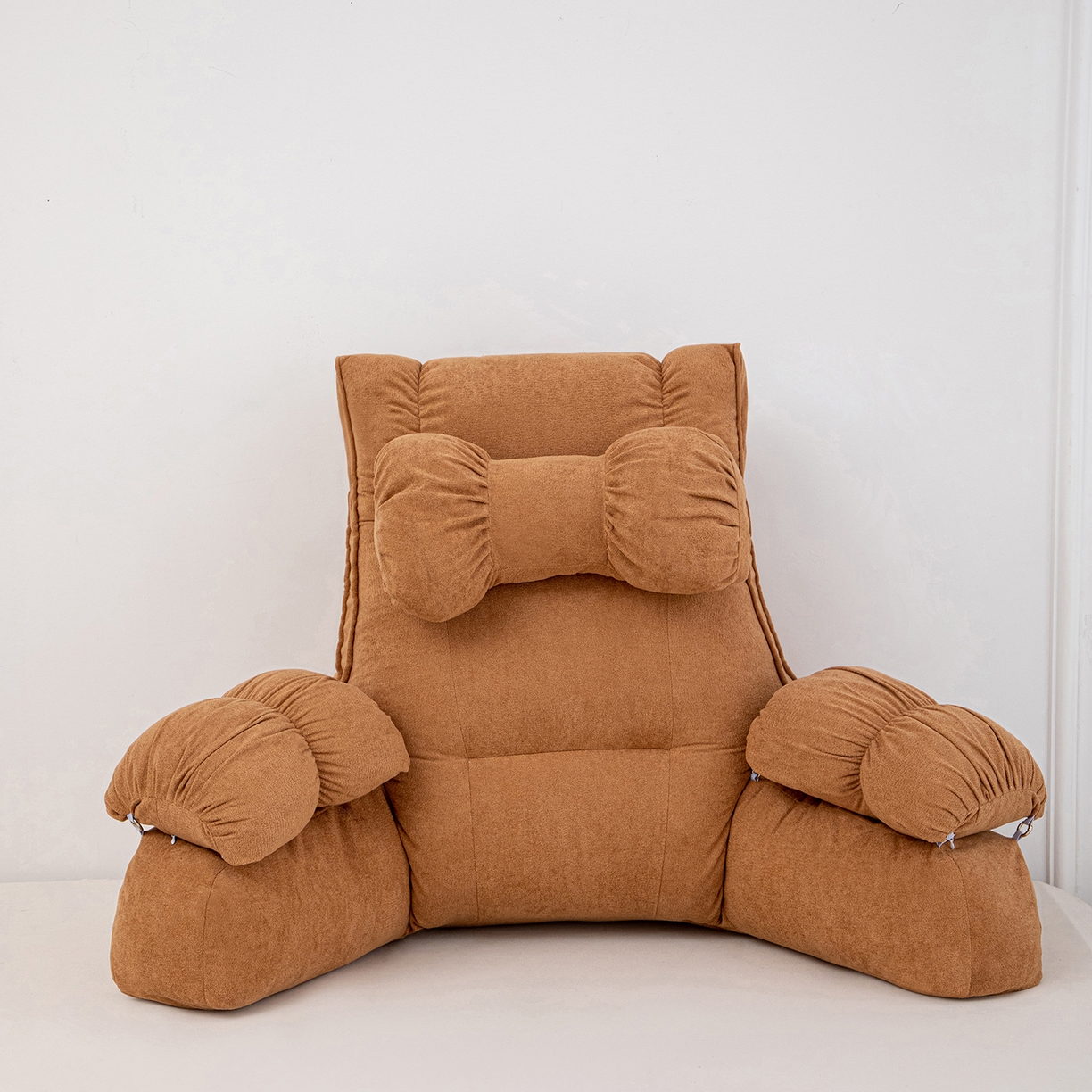 91家纺网 家纺一手货源 找家纺 沐沐家纺 2026新款小羊绒蝴蝶结护腰靠背 棕色