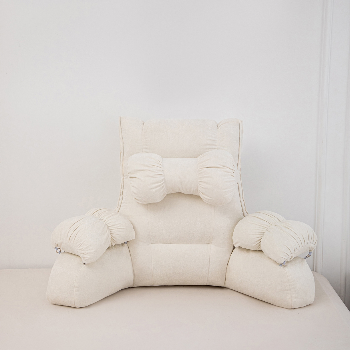 91家纺网 家纺一手货源 找家纺 沐沐家纺 2026新款小羊绒蝴蝶结护腰靠背 米白