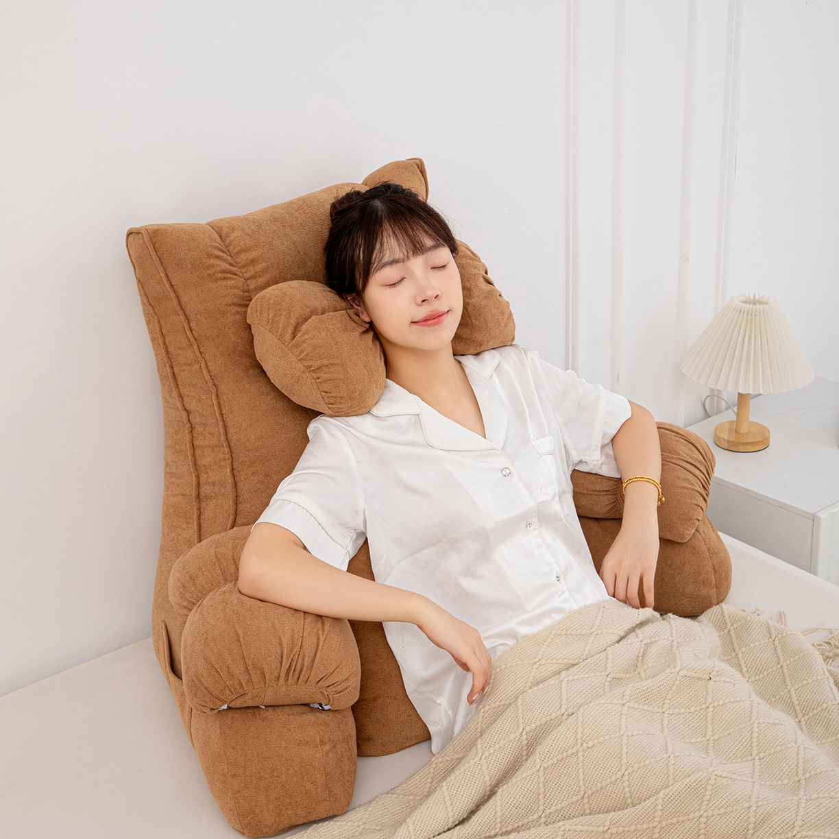 91家纺网 家纺一手货源 找家纺 沐沐家纺 2026新款小羊绒蝴蝶结护腰靠背 棕色