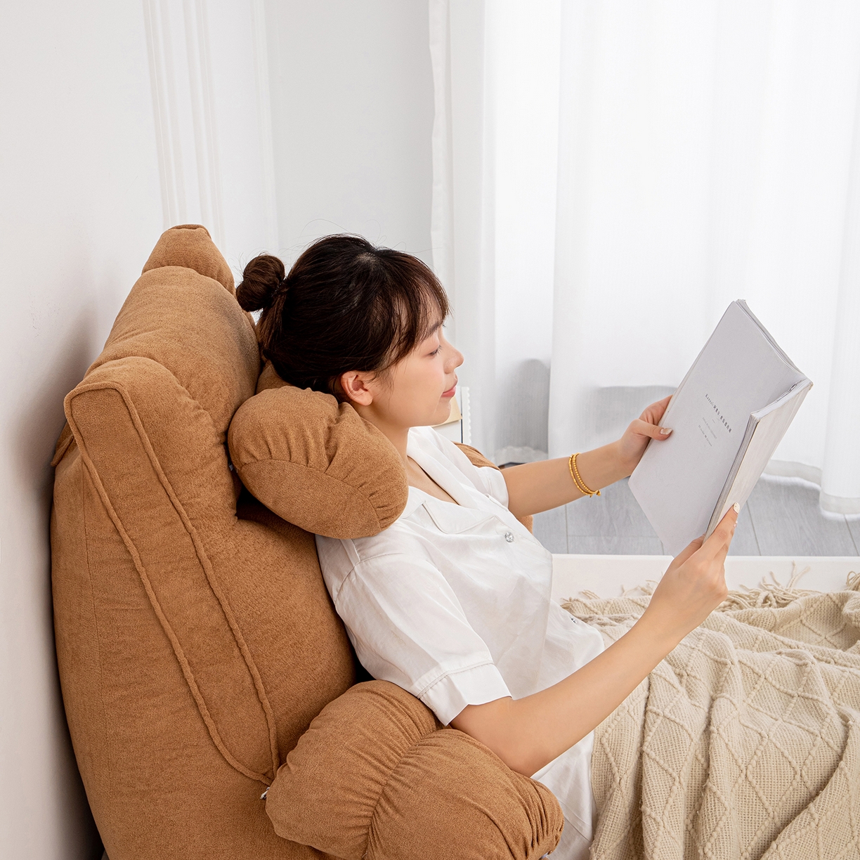 91家纺网 家纺一手货源 找家纺 沐沐家纺 2026新款小羊绒蝴蝶结护腰靠背 棕色