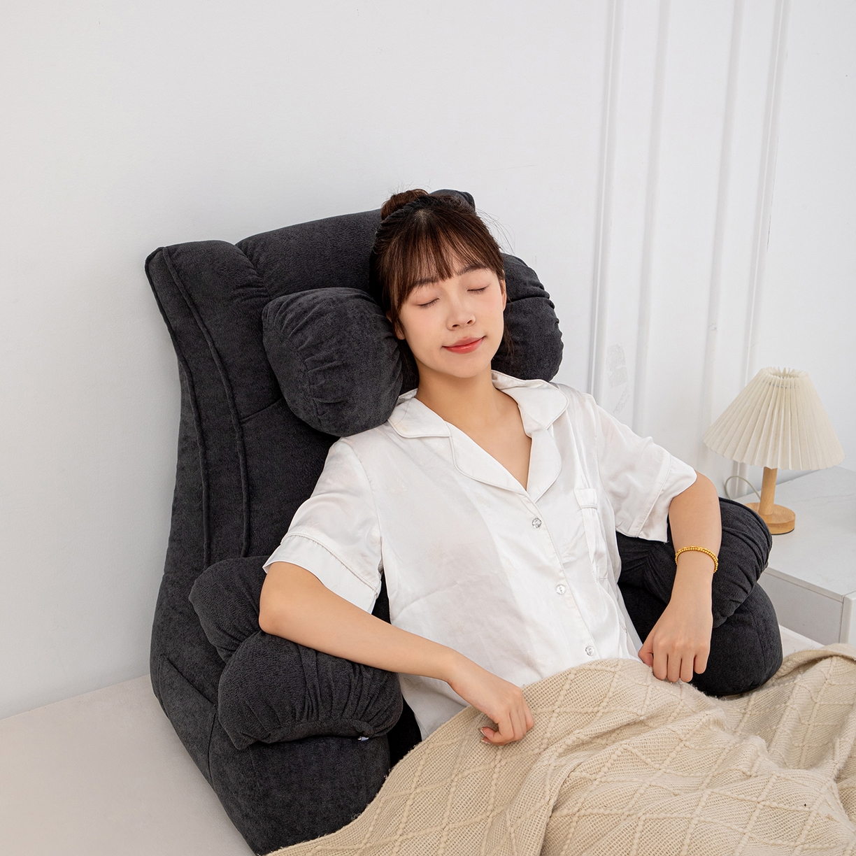 91家纺网 家纺一手货源 找家纺 沐沐家纺 2026新款小羊绒蝴蝶结护腰靠背 黑色