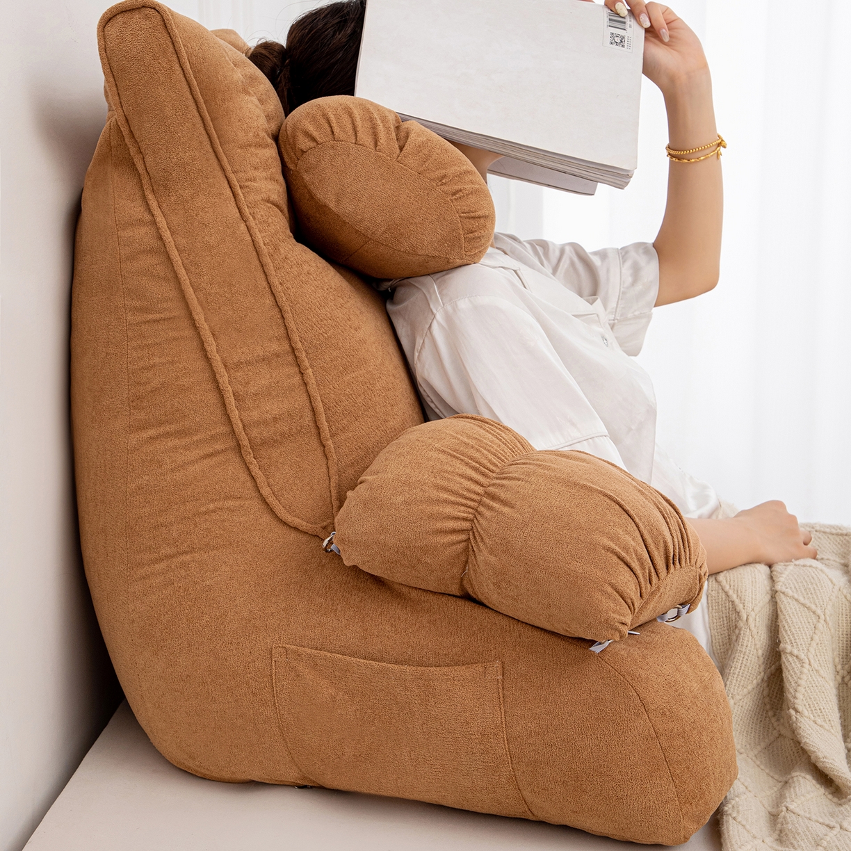 91家纺网 家纺一手货源 找家纺 沐沐家纺 2026新款小羊绒蝴蝶结护腰靠背 棕色