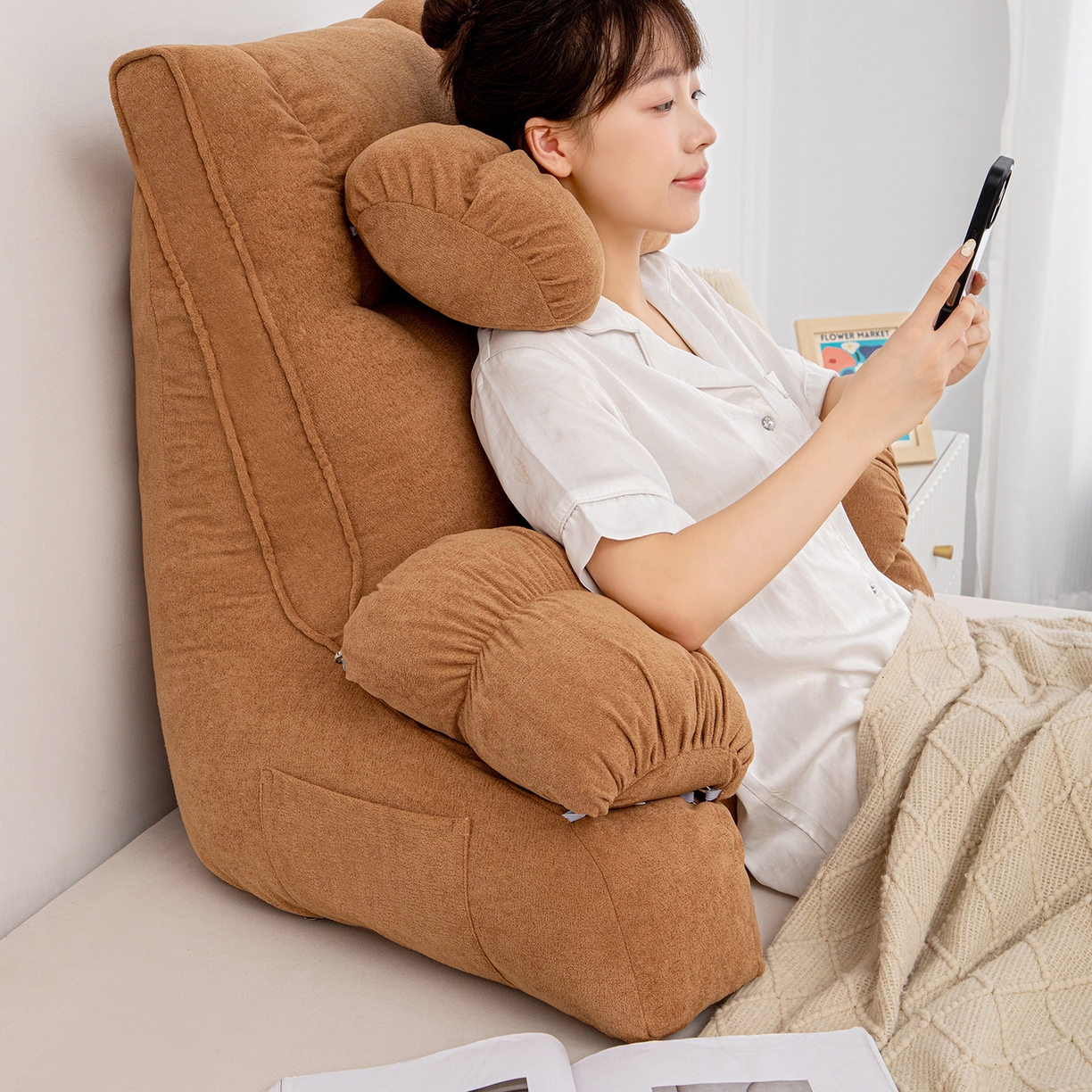 91家纺网 家纺一手货源 找家纺 沐沐家纺 2026新款小羊绒蝴蝶结护腰靠背 棕色