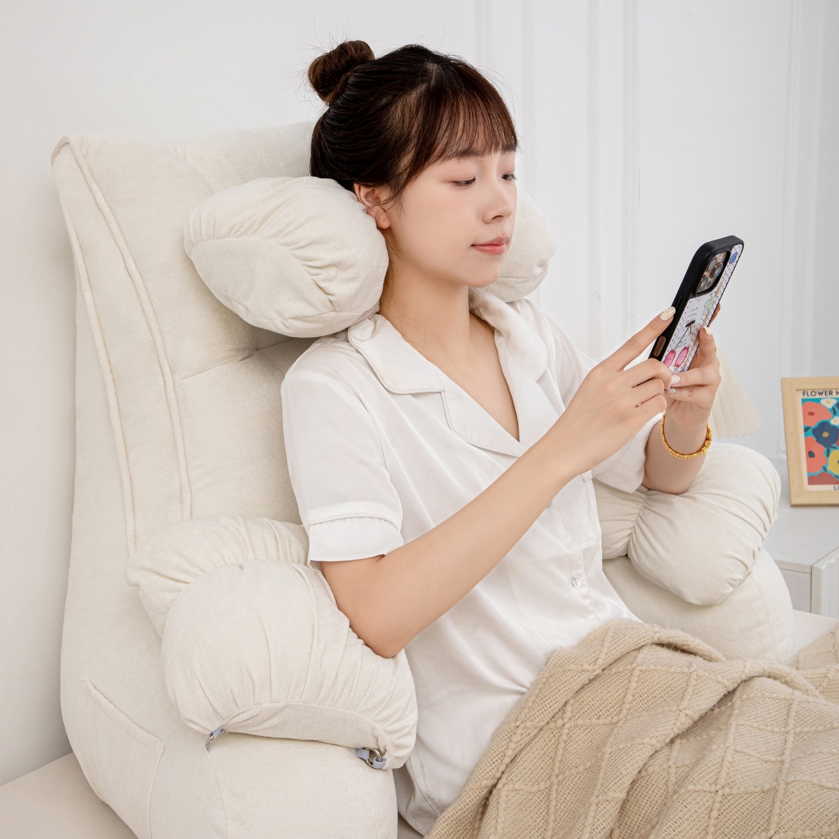 91家纺网 家纺一手货源 找家纺 沐沐家纺 2026新款小羊绒蝴蝶结护腰靠背 米白