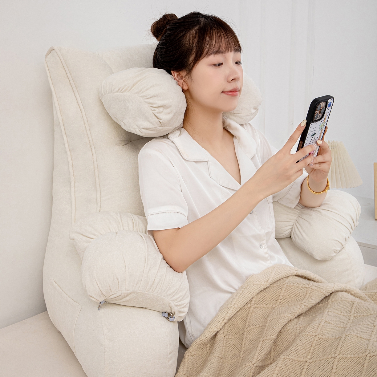 91家纺网 家纺一手货源 找家纺 沐沐家纺 2026新款小羊绒蝴蝶结护腰靠背 米白