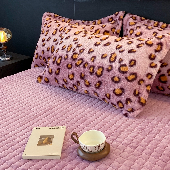 91家纺网 家纺一手货源 找家纺 美伦美焕 2025新款直播热款高克重兔毛绒床盖款四件套 粉豹