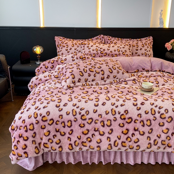 91家纺网 家纺一手货源 找家纺 美伦美焕 2025新款直播热款高克重兔毛绒床盖款四件套 粉豹