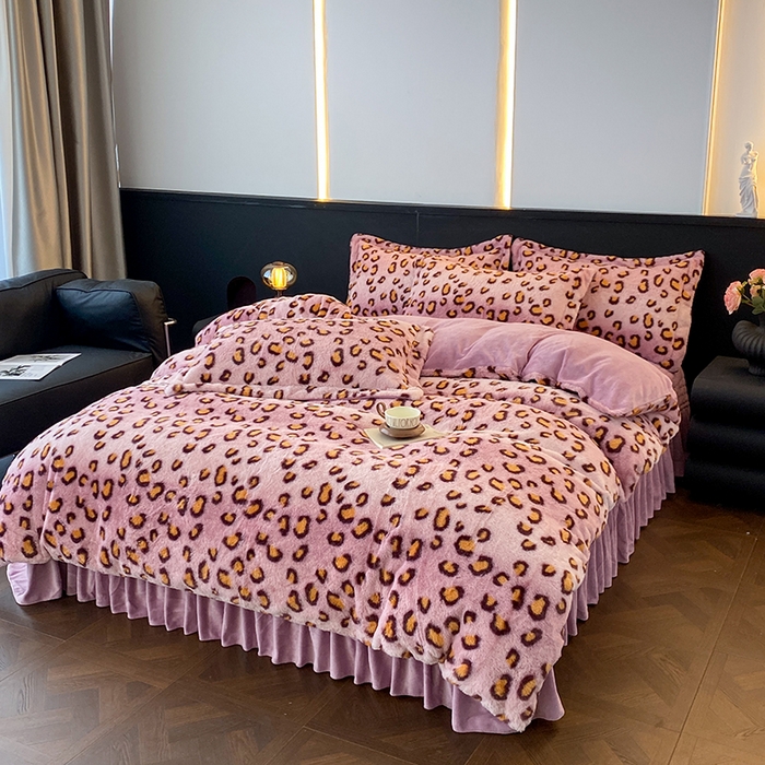 91家纺网 家纺一手货源 找家纺 美伦美焕 2025新款直播热款高克重兔毛绒床盖款四件套 粉豹