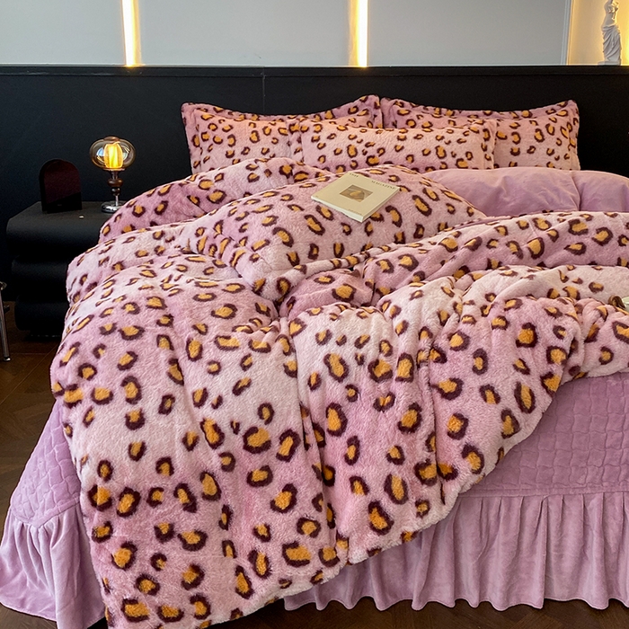 91家纺网 家纺一手货源 找家纺 美伦美焕 2025新款直播热款高克重兔毛绒床盖款四件套 粉豹