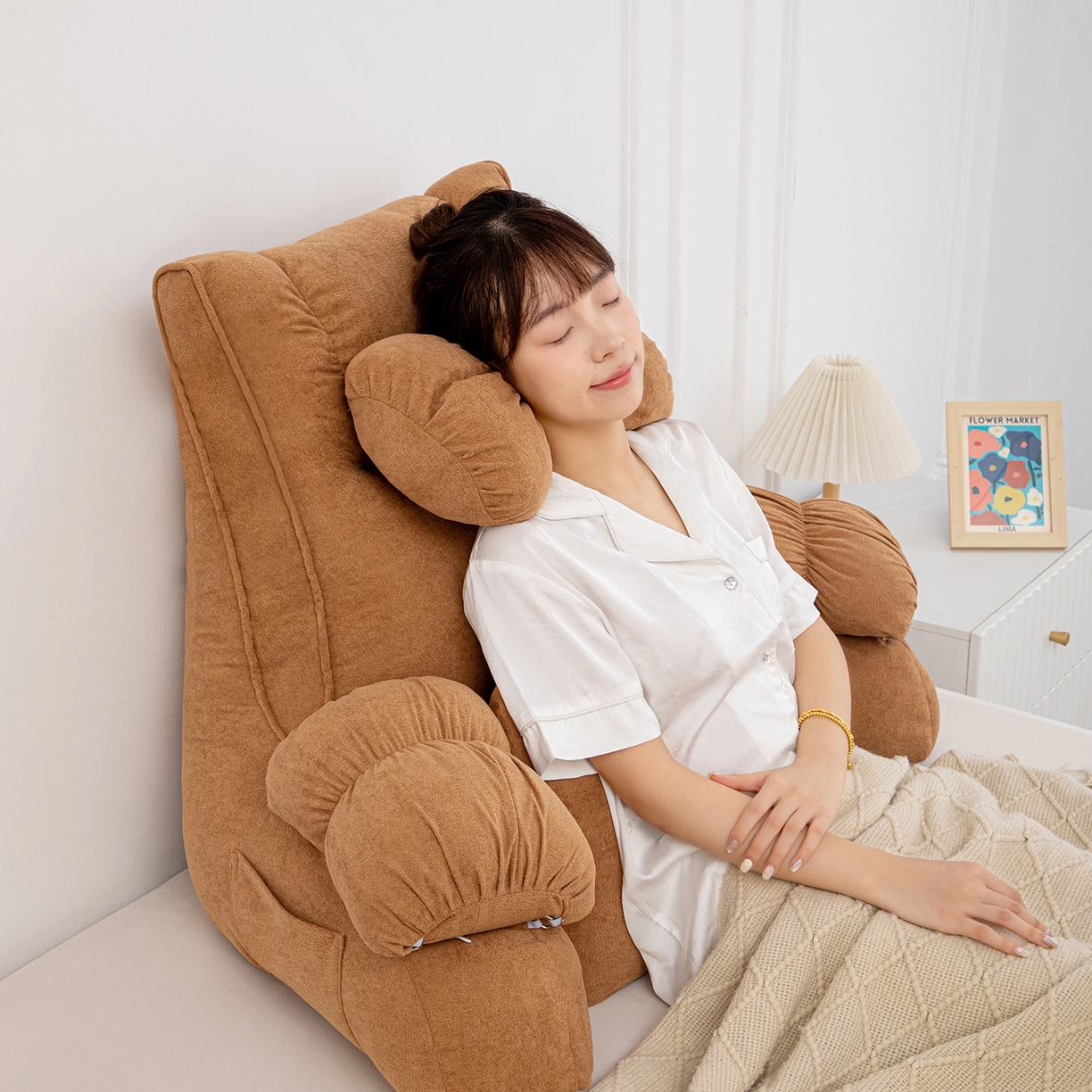 91家纺网 家纺一手货源 找家纺 沐沐家纺 2026新款小羊绒蝴蝶结护腰靠背 棕色