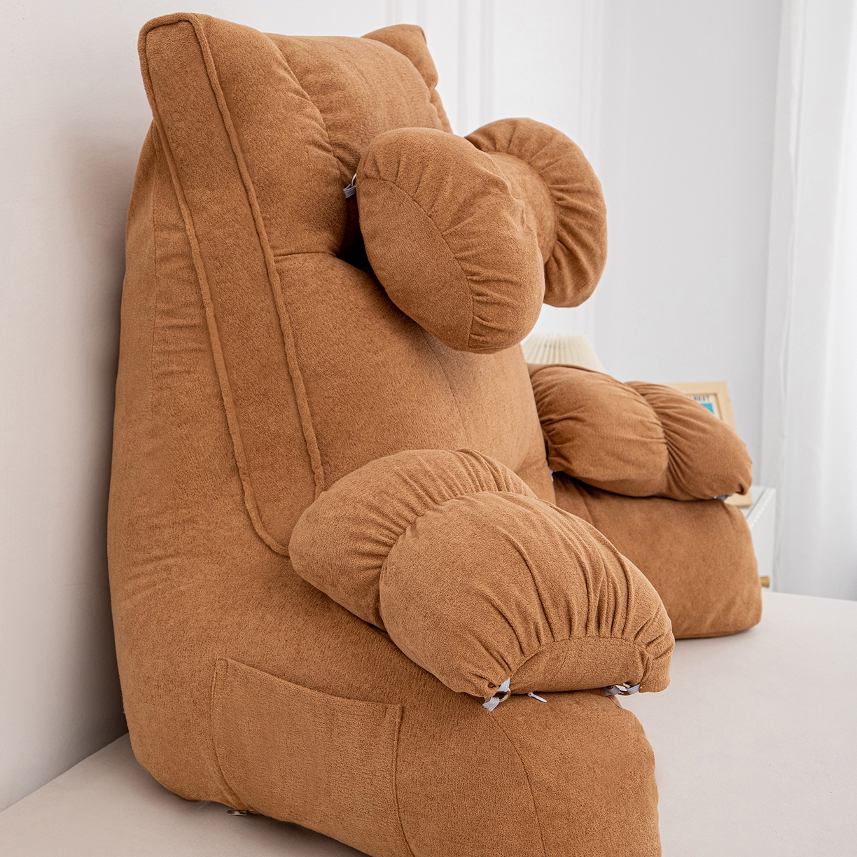 91家纺网 家纺一手货源 找家纺 沐沐家纺 2026新款小羊绒蝴蝶结护腰靠背 棕色