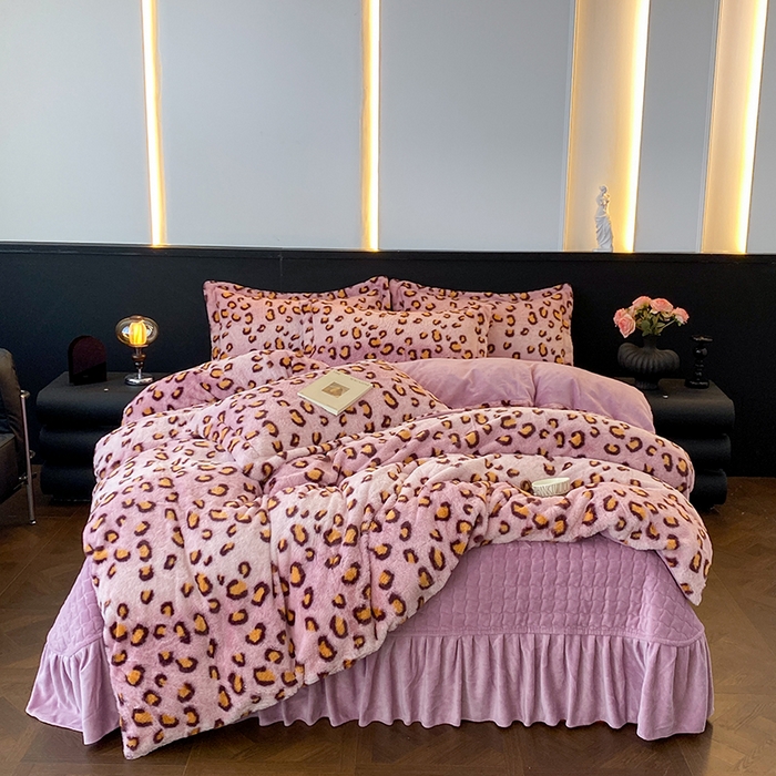 91家纺网 家纺一手货源 找家纺 美伦美焕 2025新款直播热款高克重兔毛绒床盖款四件套 粉豹