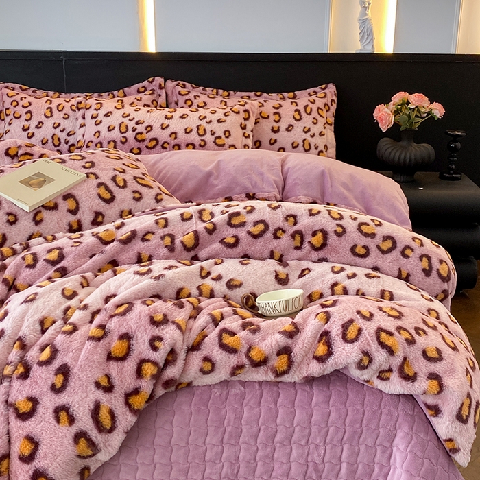 91家纺网 家纺一手货源 找家纺 美伦美焕 2025新款直播热款高克重兔毛绒床盖款四件套 粉豹