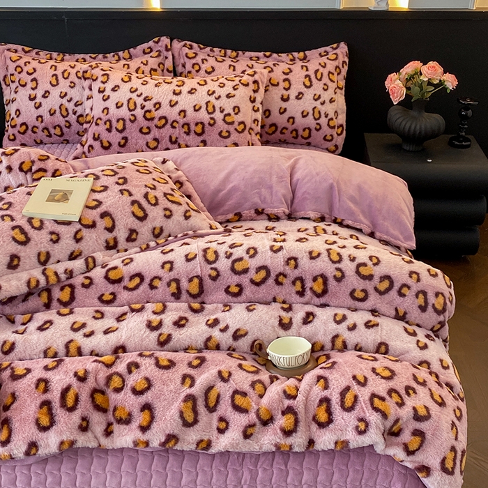 91家纺网 家纺一手货源 找家纺 美伦美焕 2025新款直播热款高克重兔毛绒床盖款四件套 粉豹