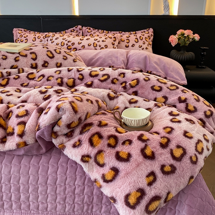 91家纺网 家纺一手货源 找家纺 美伦美焕 2025新款直播热款高克重兔毛绒床盖款四件套 粉豹