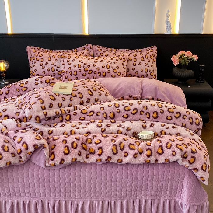 91家纺网 家纺一手货源 找家纺 美伦美焕 2025新款直播热款高克重兔毛绒床盖款四件套 粉豹