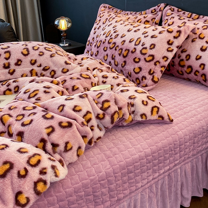 91家纺网 家纺一手货源 找家纺 美伦美焕 2025新款直播热款高克重兔毛绒床盖款四件套 粉豹