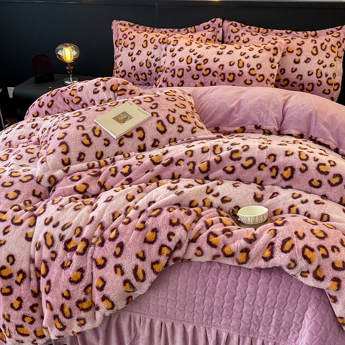 91家纺网 家纺一手货源 找家纺 美伦美焕 2025新款直播热款高克重兔毛绒床盖款四件套 粉豹