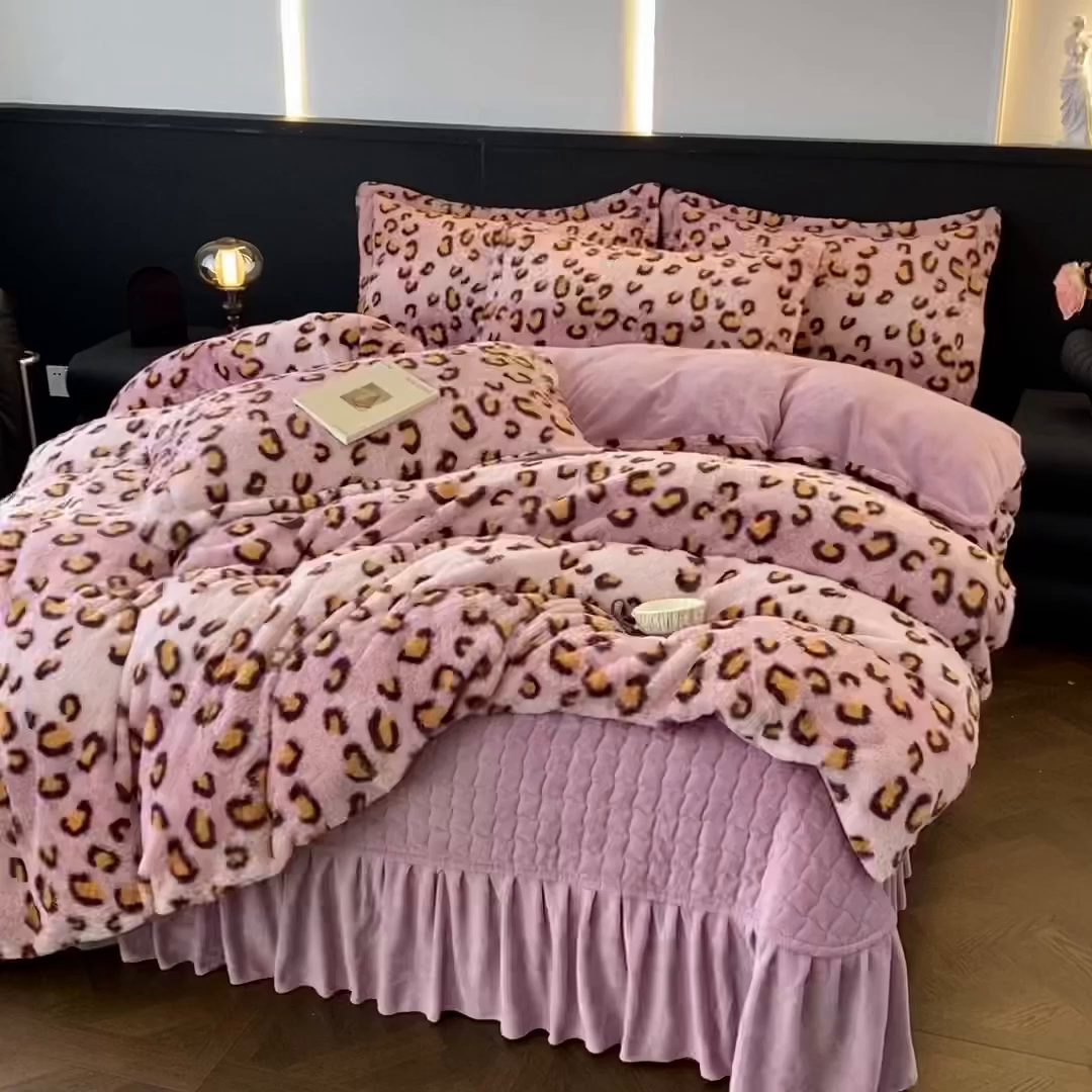 91家纺网 家纺一手货源 找家纺 美伦美焕 2025新款直播热款高克重兔毛绒床盖款四件套 粉豹