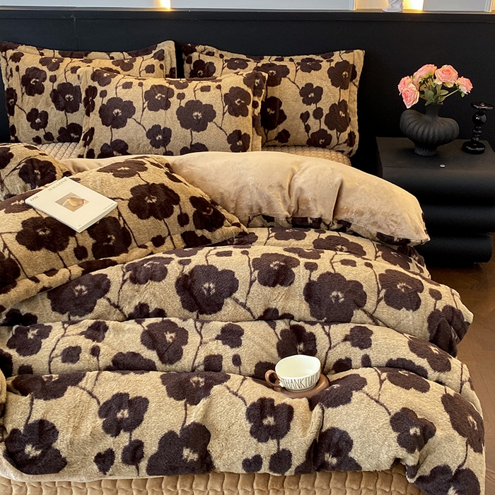 91家纺网 家纺一手货源 找家纺 美伦美焕 2025新款直播热款高克重兔毛绒床盖款四件套 花眠咖